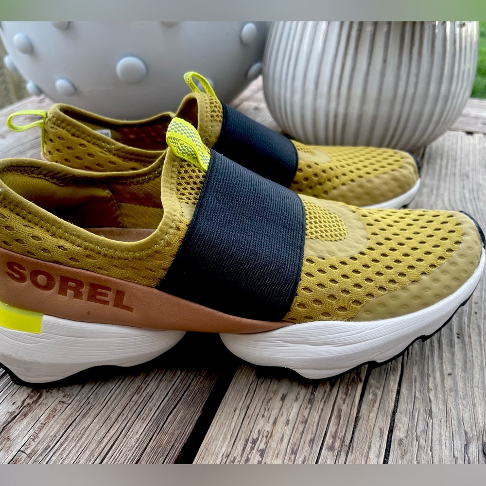 SOREL KINETIC IMPACT, YELLOW SIZE 7 slip on sneaker